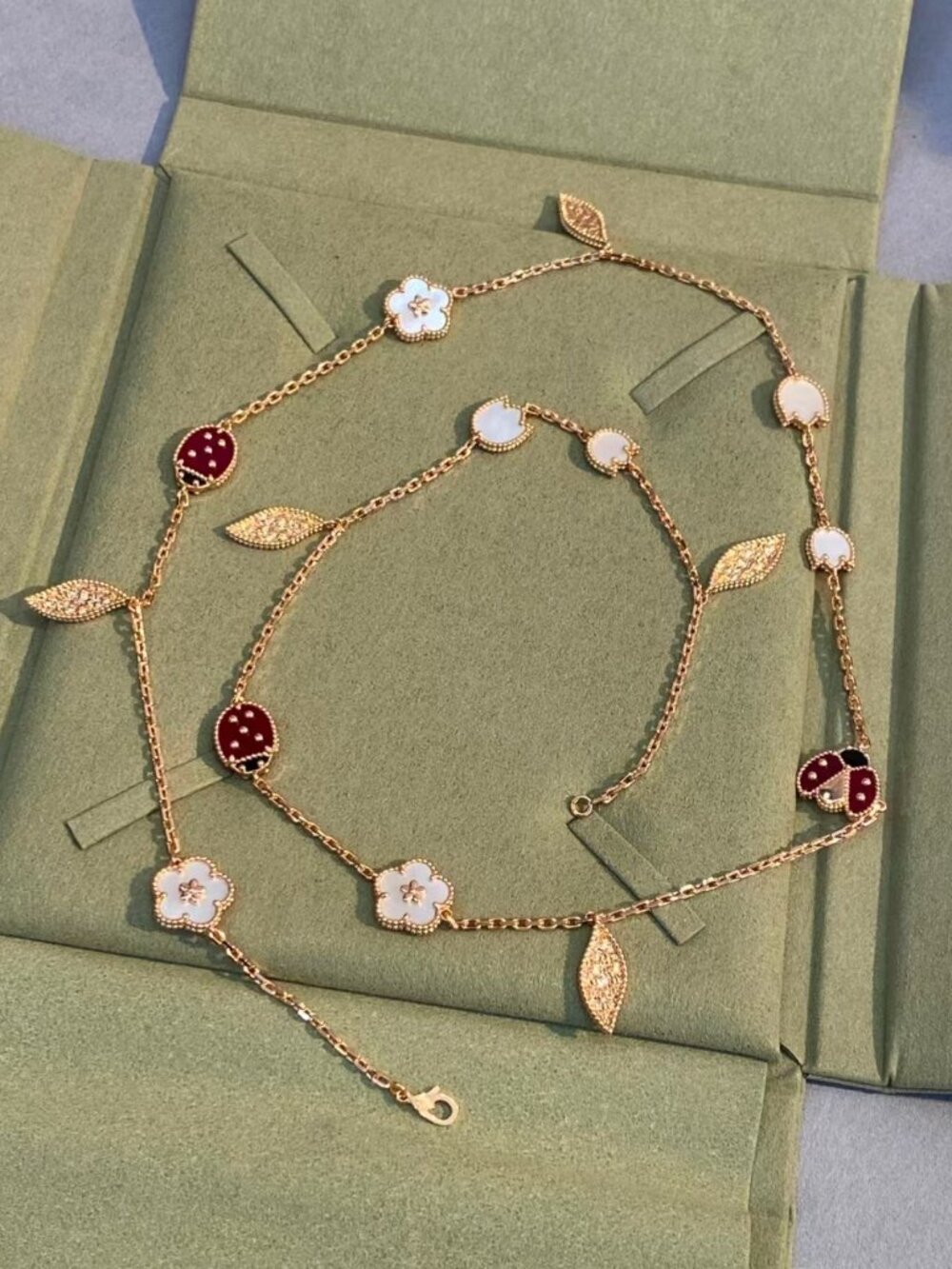 Van Cleef & Arpels Lucky Spring long necklace, 15 motifs.